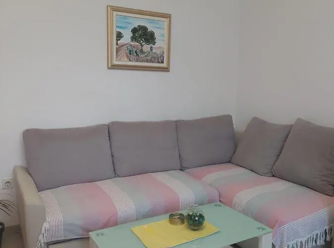 Eva Apartman *